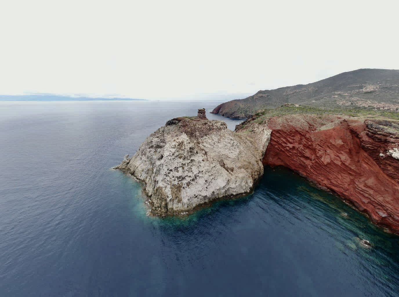 La costa vulcanica di Capraia dall’alto