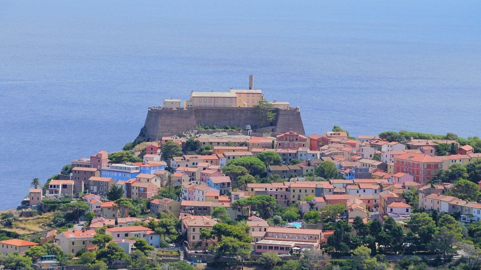 Il borgo di Capraia Isola e il forte visti dal mare