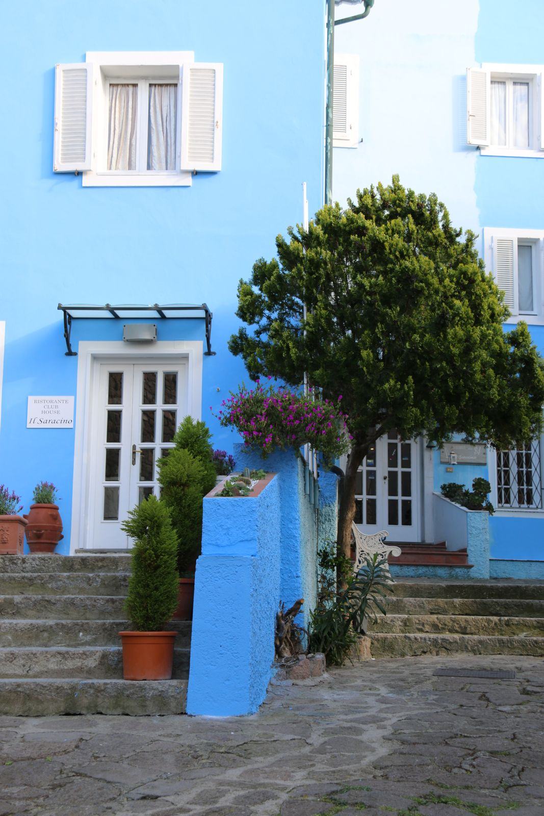 La casa azzurra nel borgo