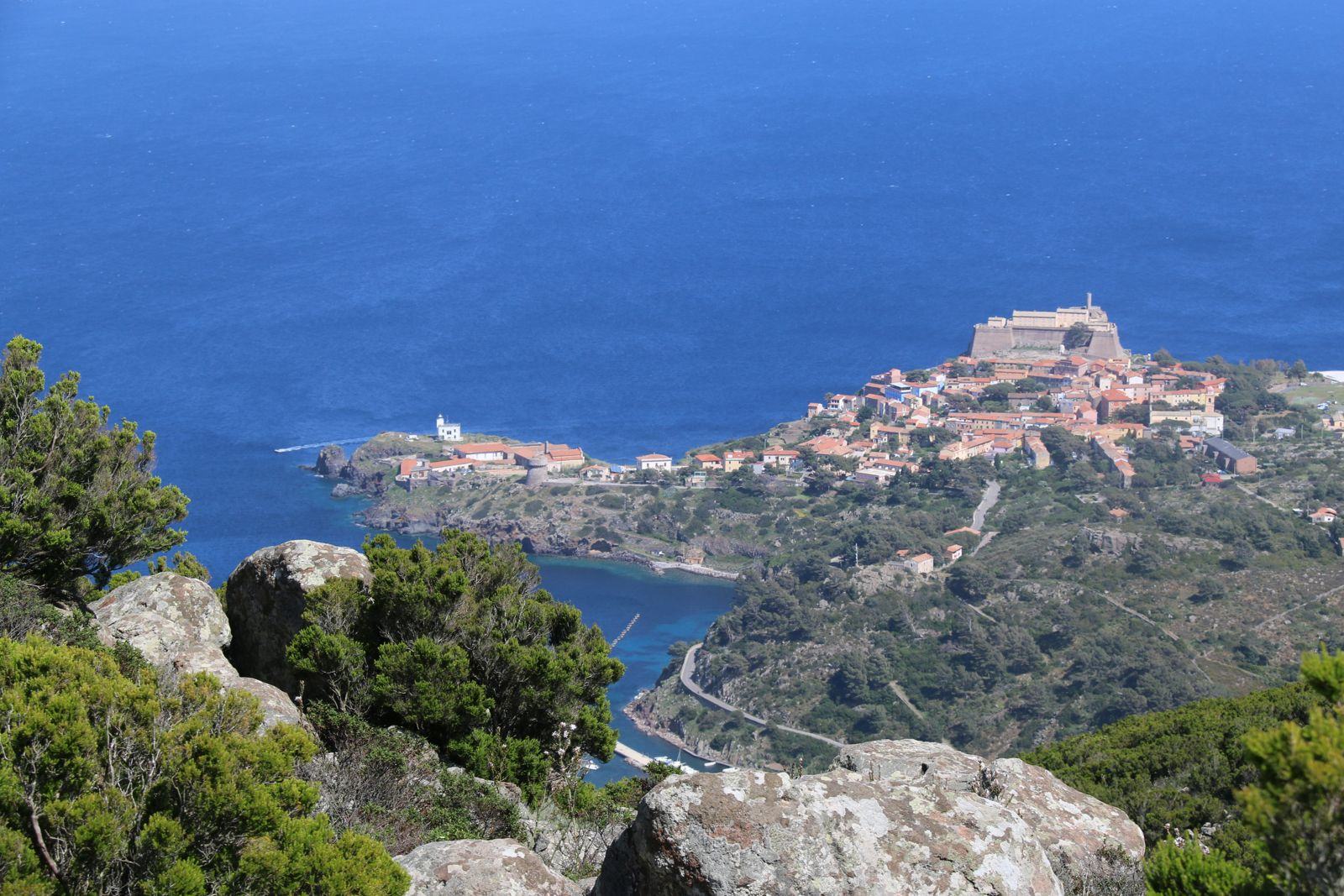 Il borgo di Capraia visto dai sentieri