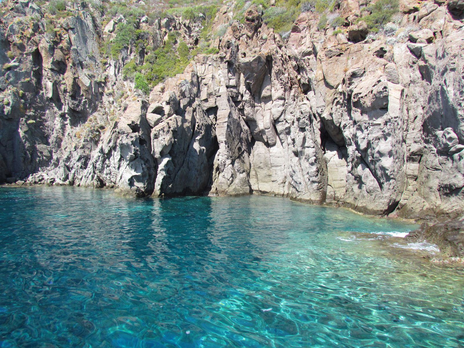 Acqua turchese in una cala di Capraia
