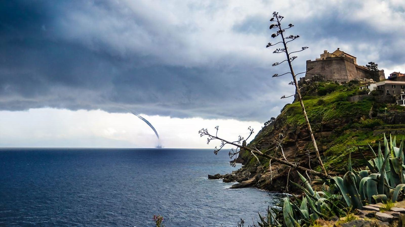 Il mare d’inverno davanti al forte