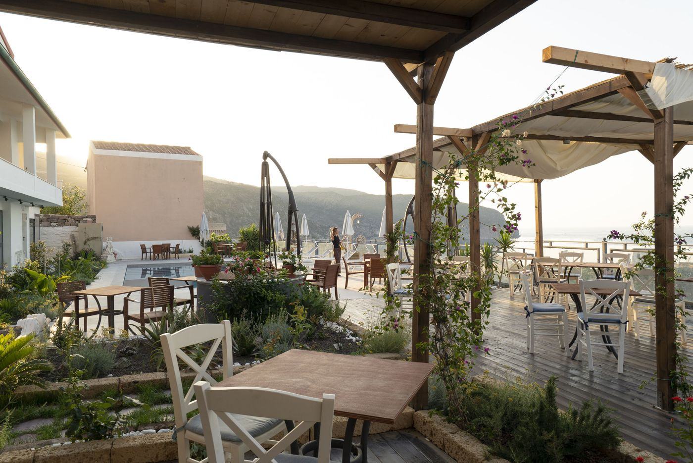 I tavoli sotto la pergola di Saracino Pane & Vino
