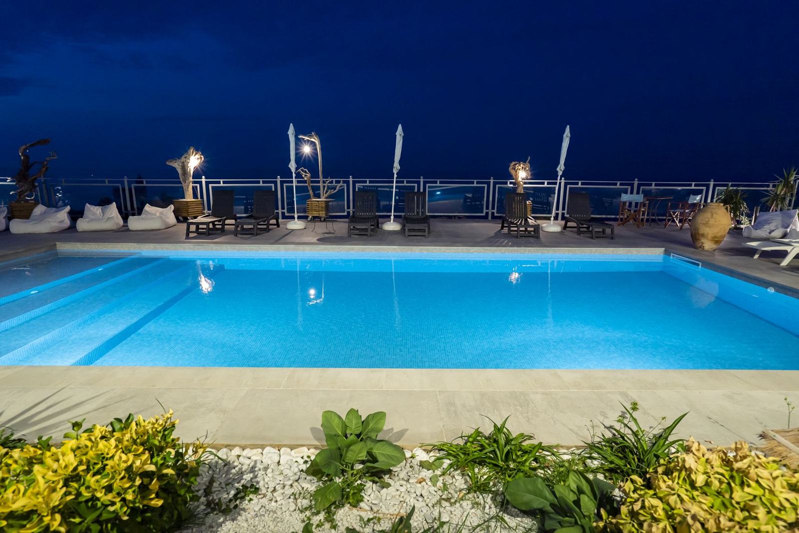 La piscina del Saracino di sera