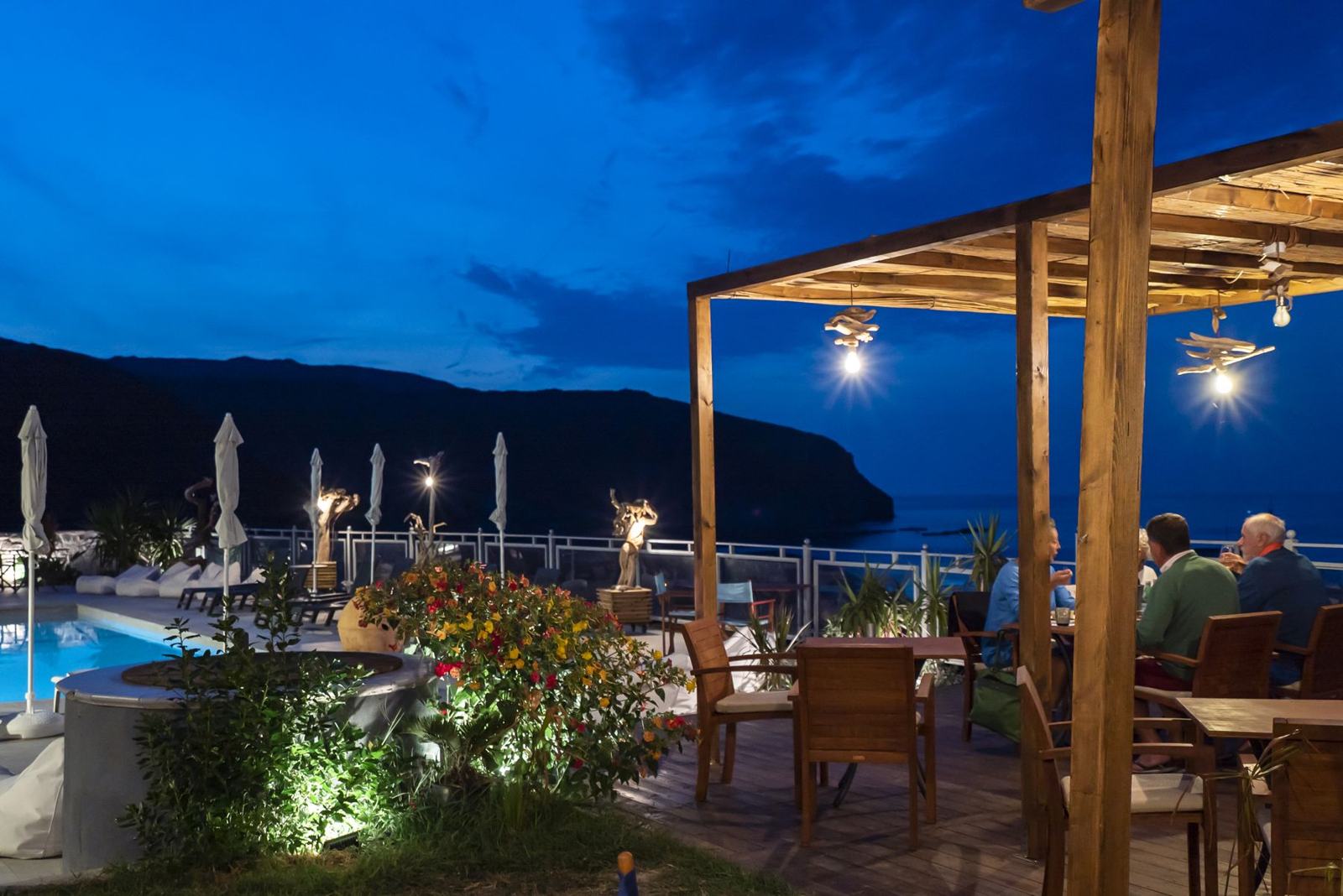 La pergola accanto alla piscina di sera