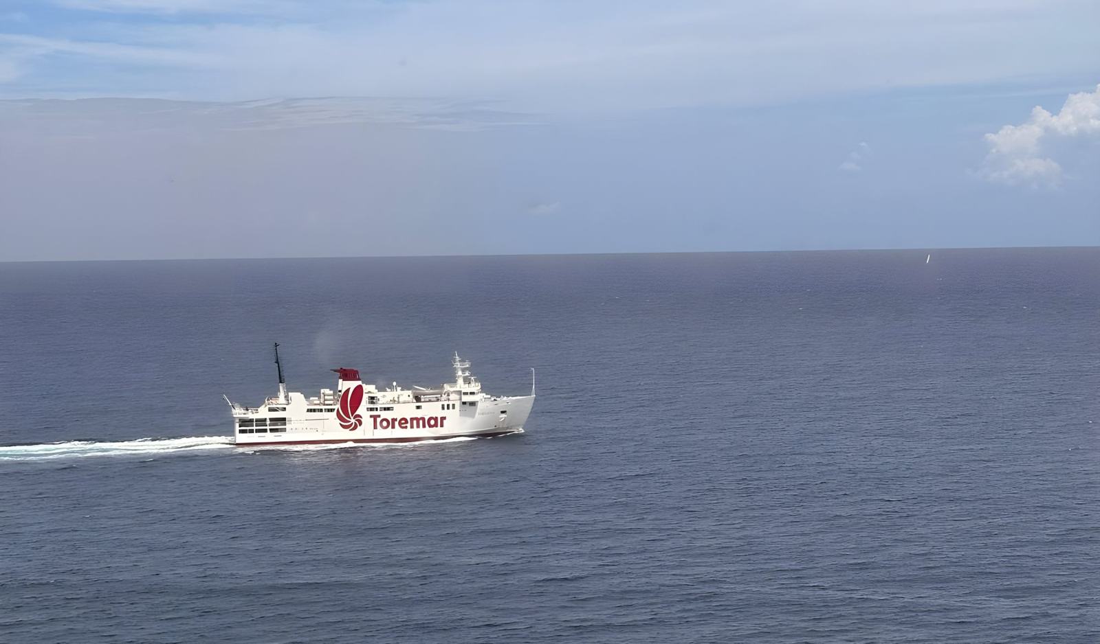 Il traghetto Toremar in navigazione verso Capraia